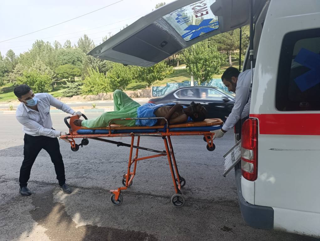 پشت صحنه روز خبرنگار؛ حاشیه بزرگراه و کنار برانکاردی از جنس نجات