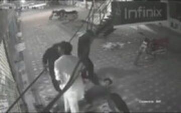 نجات مغازه‌دار برق گرفته پاکستانی با دستمال