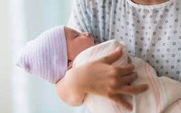 زیاد بغل کردن نوزاد بد است؟

