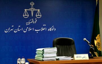 19 متهم ارزی مقابل میز قاضی