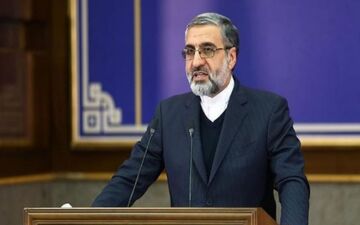 هتک حرمت مقامات رسمی کشور در زمره جرایم قابل گذشت قرار گرفته است
