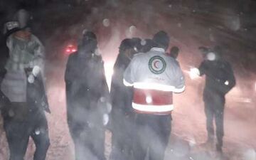 اسکان 200 مسافر گرفتار در برف و کولاک در مدارس سلماس/ همه 83 روستای بخش کوهسار بسته شد