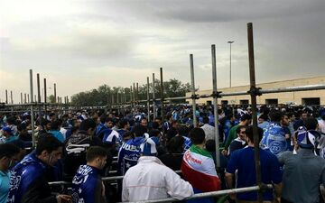 باز شدن درها و هجوم ۵ هزار نفر به باجه‌های بلیت‌فروشی+تصاویر