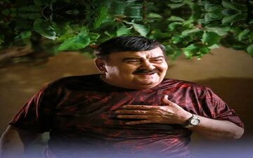 سنگ نوشته مزار اکبر عبدی چقدر غمگینه!