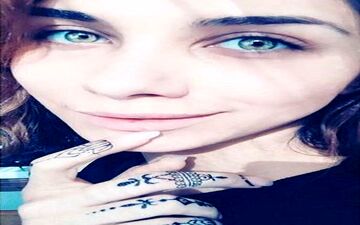 سلفی محدثه حیرت با طرح های نقش حنا بر روی دستش (عکس)