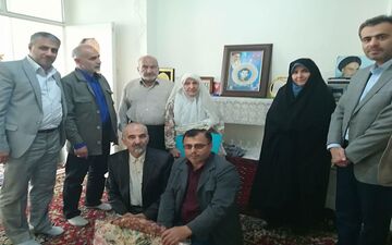 مسئولان سازمان بسیج هنرمندان به دیدار حلیمه سعیدی، مادر شهید رفتند + تصاویر