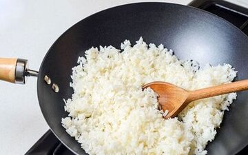 آیا گرم کردن مجدد برنج خطرناک است؟ | بهترین روش برای نگهداری برنج پخته