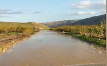 جاده‌ای که تبدیل به رودخانه شد! + فیلم 
