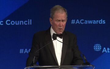  'جورج بوش' نسبت به خطر انزوای آمریکا هشدار داد