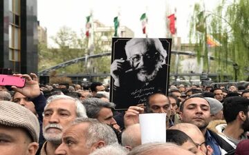 بدرقه پیکر جمشید مشایخی زیر نم نم باران / نصیریان: جای مشایخی پُر نمی‌شود