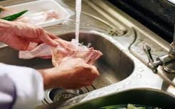 شستن کدام موادغذایی قبل از مصرف توصیه نمی‌شود؟