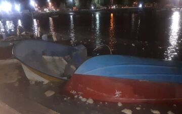 طغیان دریا باعث واژگونی شناورها در بندر دیر شد+ عکس