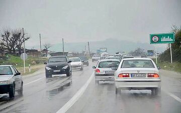 بارش باران در جاده‌های ۱۵ استان
