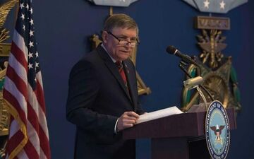 معاون وزیر دفاع آمریکا استعفا کرد