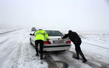 
تردد در محورهای اورامانات و سنقروکلیایی فقط با زنجیر چرخ امکان پذیر است/همه راه ها باز و تردد در آن ها جریان دارد