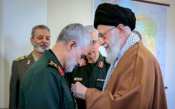ادای احترام سردار سلیمانی مقابل رهبر انقلاب هنگام دریافت نشان +فیلم 