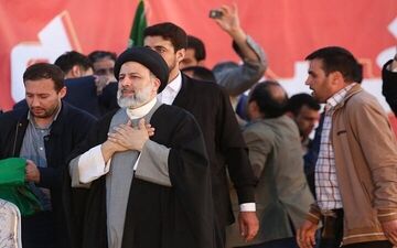 حضور حسن روحانی در ستاد مردمی ثمر/فیلم