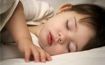 ۱۰ ترفند معجزه آسا برای خواباندن کودکان
