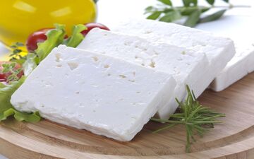 جادوی طعم سیر در پنیر خانگی: طرز تهیه پنیر خوشمزه با سیر خشک | فیلم