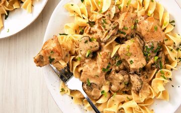 طرز تهیه چیکن استراگانف خامه‌ ای به سبک رستورانی