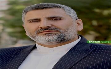 با درود و مهر، شایسته‌ترین درودها تقدیم به آستان پر مهر معلم