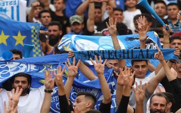 جشن قهرمانی هواداران استقلال در اهواز/ آبی‌ها در هواپیما سرود قهرمانی خواندند 