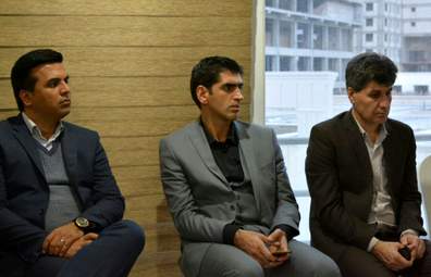 علیرضا فغانی داور بین‌المللی و علی میرزابیگی داور فوتبال در گفتگو با فرتاک‌نیوز در هتل پارسیان 