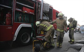 آتش سوزی در ساختمان مسکونی ۶طبقه/نجات ۲۰محبوس حادثه