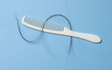 نازک‌شدن موها چه دلایلی می‌تواند داشته باشد و چه باید کرد؟