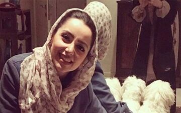 نازنین بیاتی در کنار توله سگ هایش