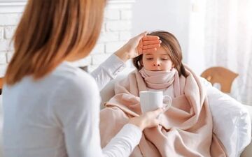 کاهش سریع تب با روش‌های خانگی و دارویی | راهنمای کامل برای همه سنین