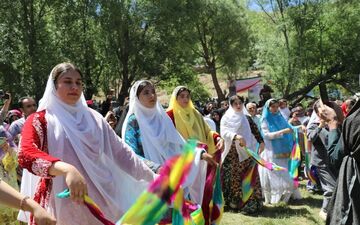  شور و نشاط «ورزش در آبادی» در چغاخور؛ پیاده‌روی 2500 نفری برگزار شد