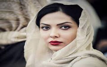پوشش و حجاب نامتعارف لیلا اوتادی با پس زمینه منشوری!
