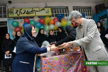 پاسداشت روزمعلم در دبستان غیر انتفاعی مفید و تجلیل از دانش‌آموزان برتر  ناحیه سه کرمانشاه 