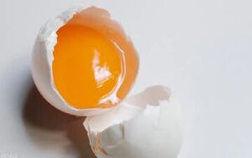 
خوردن تخم مرغ خام ضرر دارد؟