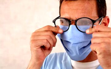 آیا استفاده از عینک در کاهش یا افزایش نمره چشم تاثیری دارد؟