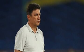 سرمربی گل گهر فقط روی سکو و محروم از حضور در رختکن
