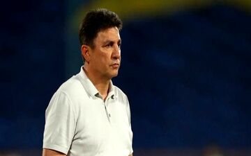 سرمربی گل گهر فقط روی سکو و محروم از حضور در رختکن
