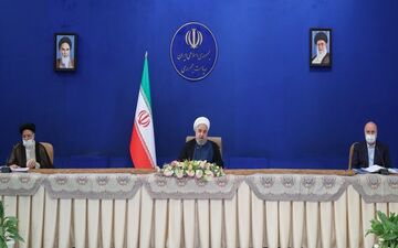 روحانی: سه قوه در یک سال پیش رو می‌توانند تصمیمات مؤثری برای شکوفایی اقتصاد بگیرند