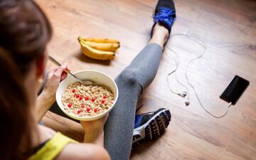 در چه شرایطی بهتر است ورزش کنیم؟ با شکم پر یا خالی؟

