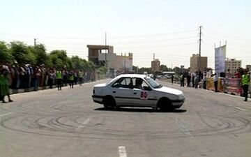 انجام حرکات نمایشی با خودروی داخلی+فیلم