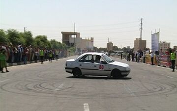 انجام حرکات نمایشی با خودروی داخلی+فیلم