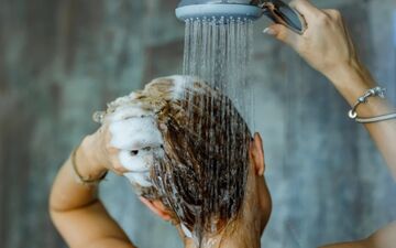 در تابستان هر چند وقت یک‌بار باید موها را شست؟