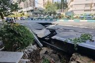 زمین در تهران دهان باز کرد؛ مینی‌بوس و دو وانت در دل خاک فرو رفتند+تصاویر