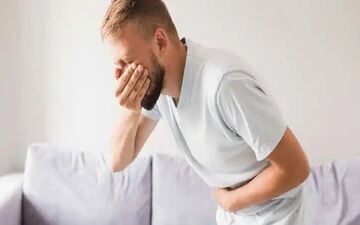چرا استرس باعث حالت تهوع می‌شود؟ دلایل علمی و راهکارها
