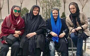 بهاره رهنما و دوستانش در پشت صحنه یک فیلم 