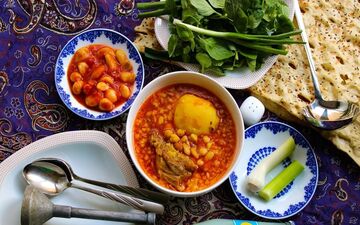 آبگوشت با بامیه؛ طعمی تازه و متفاوت در دیزی ایرانی + فیلم