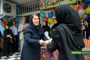 پاسداشت روزمعلم در دبستان غیر انتفاعی مفید و تجلیل از دانش‌آموزان برتر  ناحیه سه کرمانشاه 