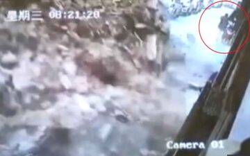 فرار معجزه آسای زن جوان از زنده به گور شدن در کوچه! 
