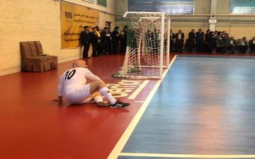 عکس/ رئیس فیفا نقش بر زمین!